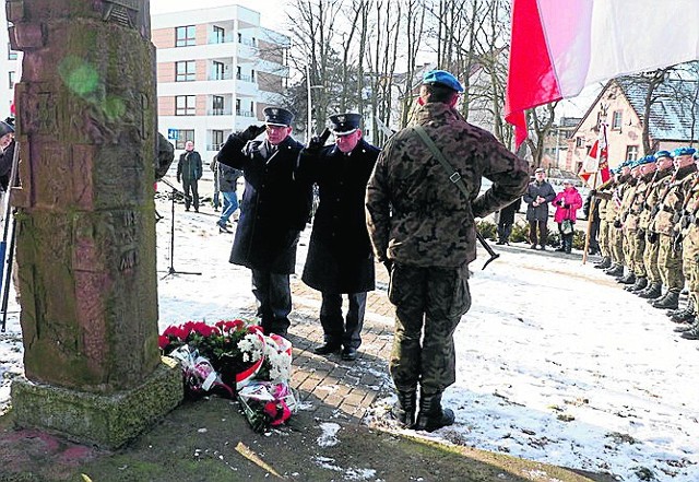 W Koszalinie, przy pomniku rotmistrza Pileckiego, złożono wiązanki kwiatów 