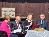 Narodowe Czytanie 2022 w ogródku restauracji Żmigród w Opatowie. Zobaczcie zdjęcia i film