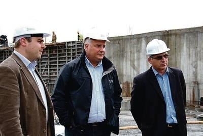 Michał Roehlich (z lewej) został prezesem spółki Powiatowy Park Rozwoju.Na zdjęciu ze starostą Jackiem Juszkiewiczem podczas wizytowania budowy nowej szkoły. Fot. Bogdan Pasek