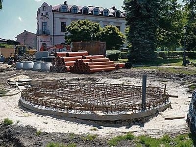 Na placu Kościuszki podwaliny fontanny wykopano przed kilkoma tygodniami. Prace te maja być wznowione w następnym tygodniu. Fot. Jolanta Białek