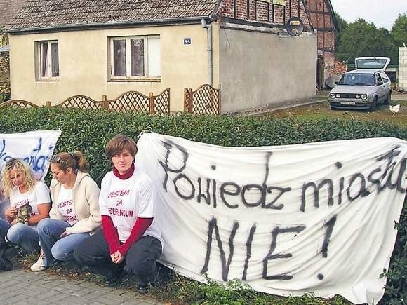 Przed referendum część mieszkańców protestowała.