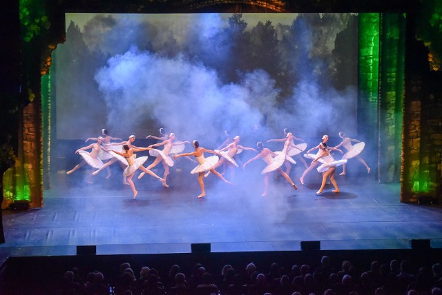 Przeżyjcie niezapomniane chwile, obserwując doskonałą technikę utalentowanych tancerzy. "Jezioro Łabędzie" w CKK Jordanki w Toruniu. Oglądajcie przepiękną galerię zdjęć z niedzielnego występu!