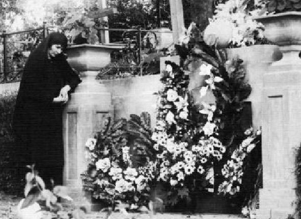 Żona Helena przy grobie zmarłego Wacława Perlitza