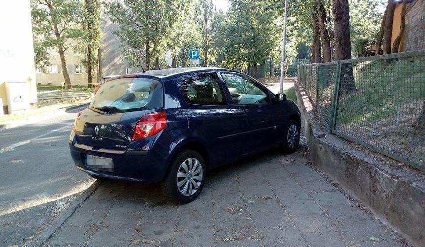 Tak mistrz parkowania postawił samochód na chodniku przy ul....