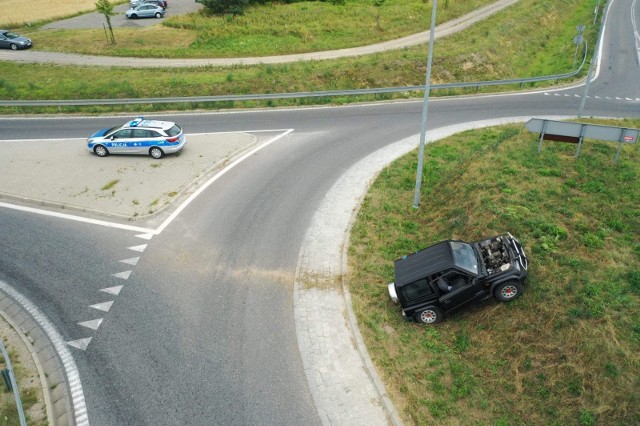 Niemal wbił się autem w wysepkę na rondzie w Rakowie. Kierowca suzuki uciekł z miejsca zdarzenia, po godzinie znaleźli go policjanci, miał trzy promile w wydychanym powietrzuO sprawie policjanci poinformowano zostali w piątek około godziny 16. - Kierowca osobowego suzuki wjechał w wyspę rozdzielającą drogi wojewódzkie w Rakowie - informował Karol Macek z kieleckiej policji. - Auto zatrzymało się przednimi kołami na wysokim nasypie ronda, zaś kierowca oddalił się z miejsca zdarzenia - tłumaczył kielecki policjant.Godzinę po zdarzeniu policjanci odszukali kierowcę auta. - Okazał się nim być 25-letni mieszkaniec gminy Raków. Badanie wykazało, że mężczyzna miał trzy promile alkoholu w organizmie. Będziemy teraz weryfikować to, czy 25-latek była nietrzeźwy, gdy kierował swym autem - wyjaśniał Karol Macek.Zobacz więcej na kolejnych slajdach.ZOBACZ TAKŻE: Robert Janowski o zwolnieniu z „Jaka to melodia?”Źródło: Telemagazyn.pl