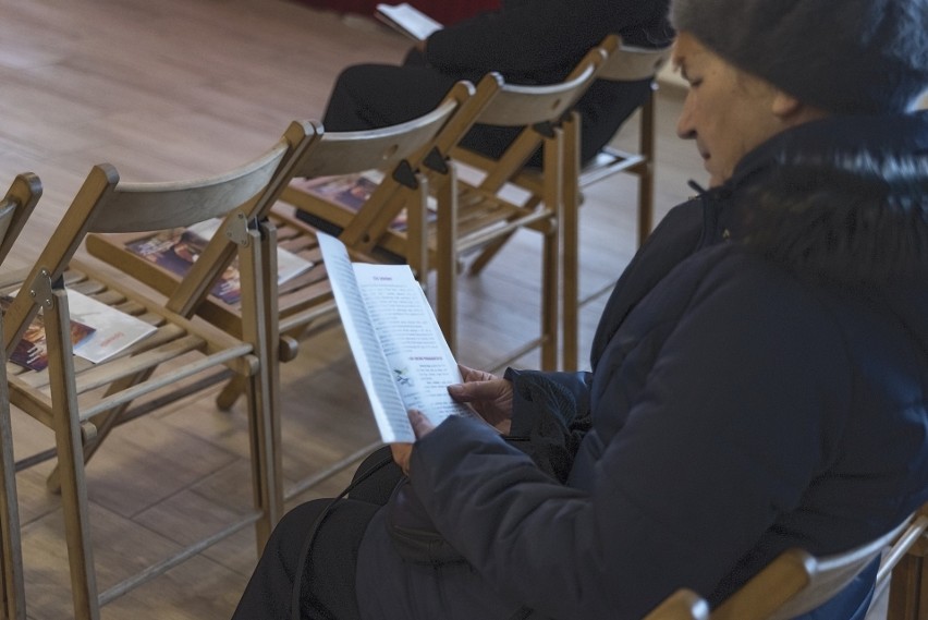 Pierwsza w Olkuszu msza święta Kościoła Polsko-Katolickiego. W nabożeństwie odprawionym w osiedlowym klubie udział wzięło 60 osób [ZDJĘCIA]