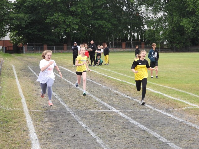 Młodzi mieszkańcy gminy Skaryszew wzięli udział w zawodach lekkoatletycznych.