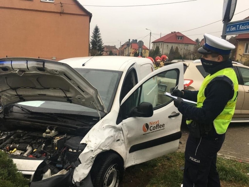 Wypadek przy bytowskiej komendzie policji.