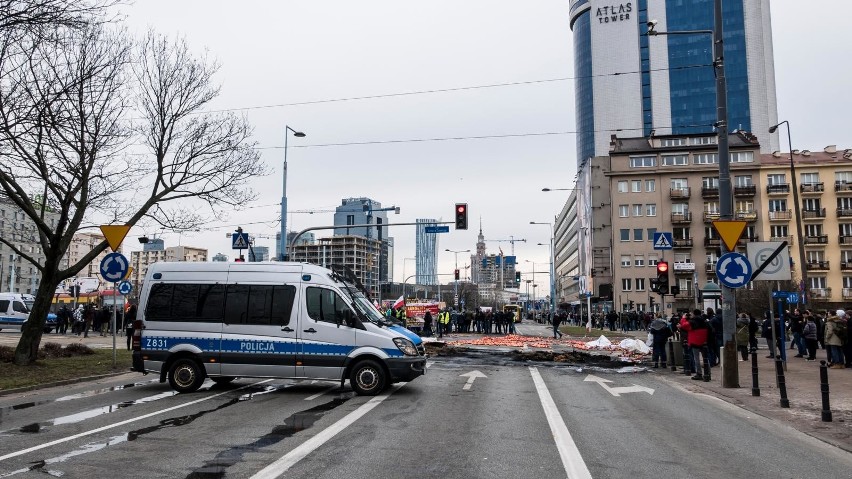 Obraz placu Zawiszy w Warszawie po porannym proteście...