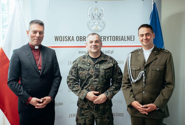 Ksiądz Mateusz Łaciak (z prawej) został kapelanem WOT. Na zdjęciu z generałem broni Wiesławem Kukułą, dowódcą WOT i ewangelickim biskupem wojskowym Marcinem Makulą.