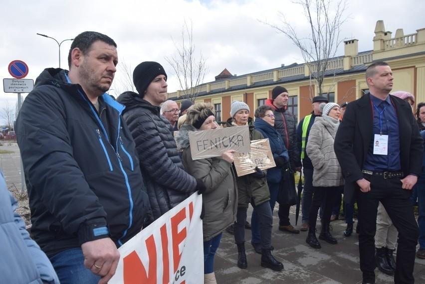 Protest przed dworcem PKP w Kaliszu. Mieszkańcy domagają się...