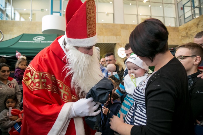 Kraków. Mundurowy festyn św. Mikołaja w szpitalu [ZDJĘCIA]