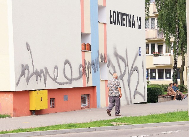 Elewacja oszpecona graffitiJeden z odnowionych bloków na os. Piastowskim pobazgrany przez wandala grafficiarza