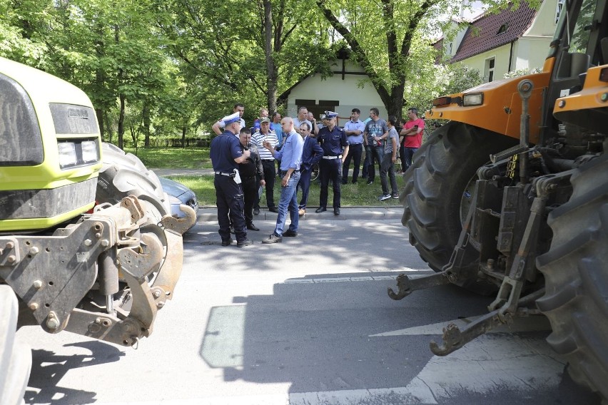 Białystok. Protest podlaskich rolników. Nowe znaki uniemożliwiły dojazd (zdjęcia,wideo)