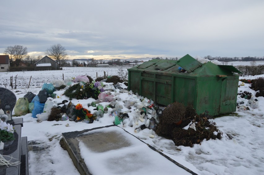 Śmieci z cmentarza w Niegardowie czekają na wywiezienie