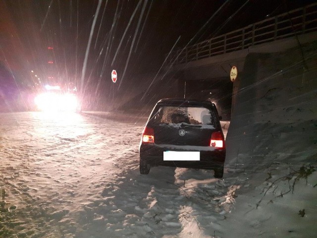 We wtorek po godz. 22 w Buszkowiach pod Przemyślem, kierująca volkswagenem lupo nie dostosowała prędkości do warunków panujących na drodze, wpadła w poślizg i najechała na mur oporowy. W wyniku uderzenia dwie pasażerki w wieku 25 i 43 lat zostały przewiezione do szpitala na obserwację. Na szczęście nikomu nic poważnego się nie stało.Stan trzeźwości 47-letniej mieszkanki pow. przemyskiego, kierującej volkswagenem nie budził żadnych zastrzeżeń. Kobieta została ukarana mandatem w wysokości 500 zł.