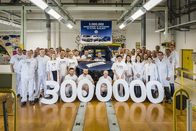Volkswagen Caddy Kombi Comfortline w kolorze niebieskim Acapulco - oto 3-milionowy samochód wyprodukowany przez poznańską fabrykę niemieckiego producenta.