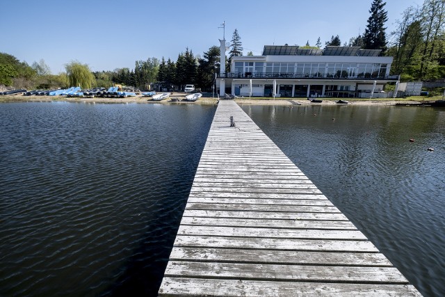 Ośrodek Kaskada obecnie jest czynny tylko w sezonie. Plaża, która w poprzednich latach była publicznym kąpieliskiem pozostaje zamknięta, ponieważ właściciel nie może dojść do porozumienia z miastem.