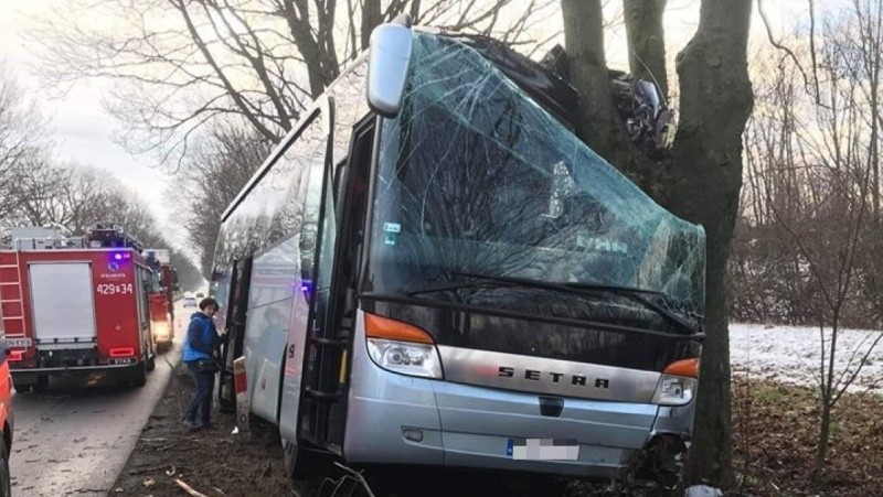 Wypadek między Gnieznem i Kłeckiem. Autokar uderzył w drzewo...