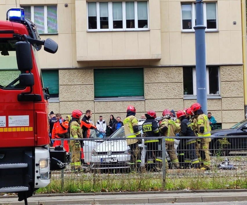 Wypadek na al. Kościuszki. Samochód osobowy zderzył się z tramwajem ZDJĘCIA 