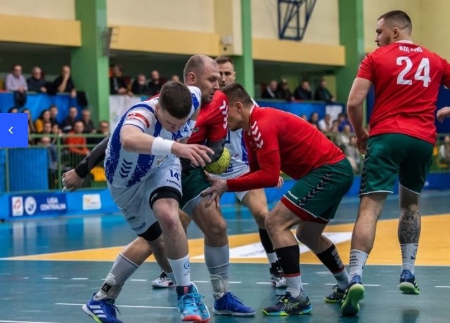 Handball Stal Mielec (biało-niebieskie stroje) pokonała Zagłębie Sosnowiec.