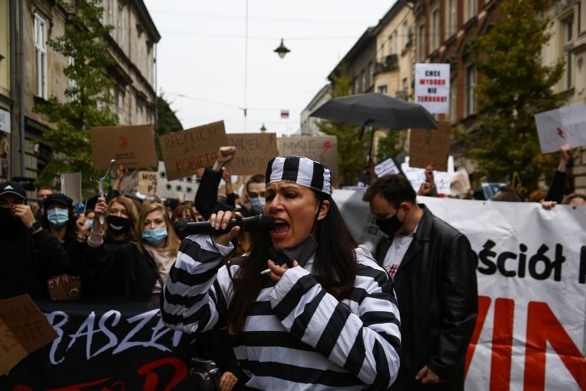 Protest kobiet w Krakowie. "Wyp...ć!" pod krakowską kurią. Abp Marek Jędraszewski odpowiada uczestnikom Strajku Kobiet