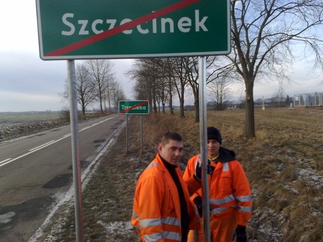 Historyczny moment ustawienia tablicy "Szczecinek" zamiast "Trzesieka" przy trasie na Barwice. 