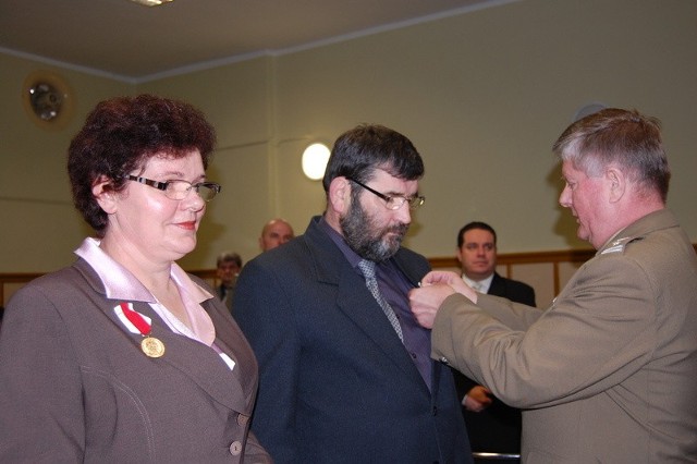 Państwo Jadwiga i Kazimierz Klimkowie, mieszkańcy gminy Szubin, odznaczeni zostali wczoraj  - jako jedyni - złotymi medalami "Za zasługi dla obronności kraju&#8221;. Odznaczenie to przyznaje się rodzicom, których czterech lub więcej synów odbyło służbę w polskiej armii.