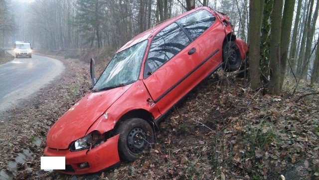 To najgroźniejszy wypadek z ostatnich dni: 21-letni kierowca jechał zbyt szybko, wpadł w poślizg i  uderzył w drzewa na skarpie w Wielkich Łunawach.