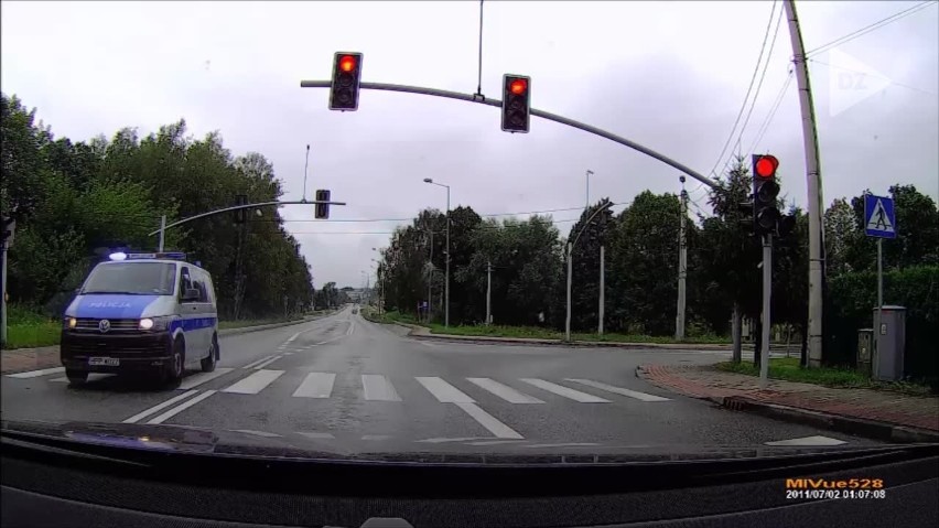 Pijany kierowca próbował rozjechać policjanta w Wodzisławiu Śląskim WIDEO