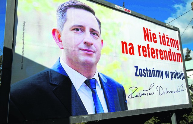Radosław Dobrowolski występuję na plakatach nie jako burmistrz Supraśla, a mieszkaniec gminy. Mówi, że sfinansował je z własnych pieniędzy.