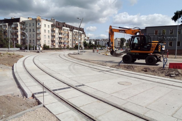 W ostatnich miesiącach zakończono budowę części trasy tramwajowej prowadzącej na JAR. Kolejne etapy jeszcze przed nami, a pierwsze tramwaje z centrum miasta w stronę JARu pojadą prawdopodobnie w 2021 roku. Zobacz także: Plac Chrapka i rondo Pokoju Toruńskiego z drona. Zobacz zdjęcia!