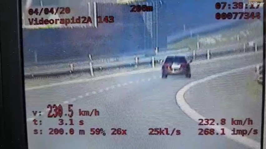 Pędził autostradą A4 koło Tarnowa z prędkością ponad 230 km/h. Pirata z audi dogonili policjanci