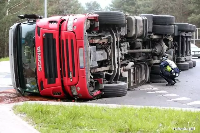 Do zdarzenia doszło w środę, 12 kwietnia rano na rondzie przy sortowni odpadów w Stalowej Woli. Na miejscu pracowały służby