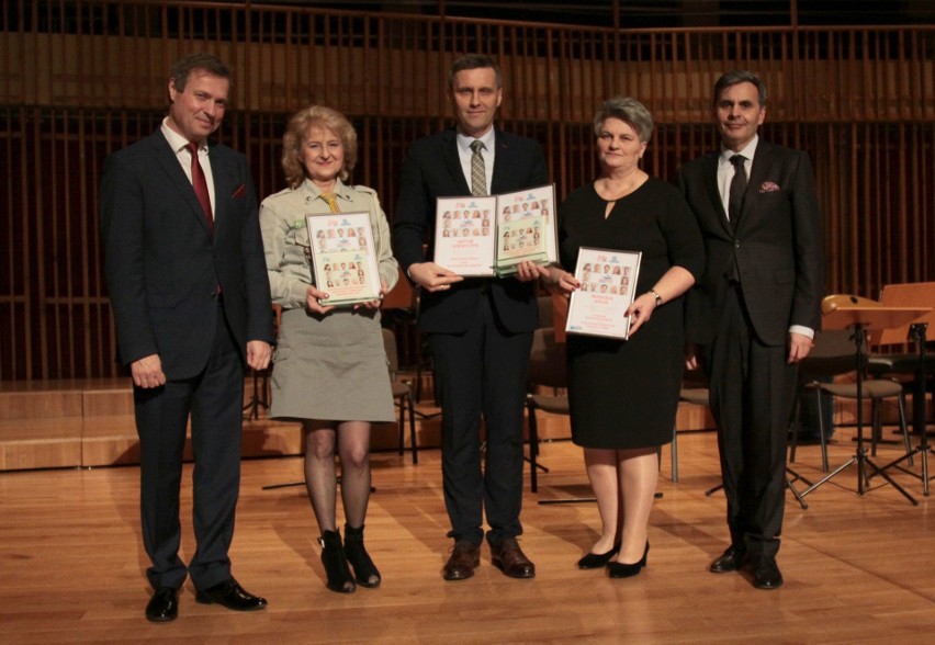 OGLĄDAJ RELACJĘ Z GALI...