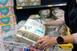 Polacy zaciskają pasa przez drożyznę i inflację. 40 proc. z nas kupuje tylko najtańsze produkty