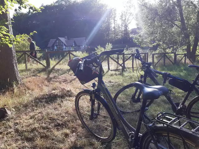 Nie trzeba całego dnia, aby udać się na rowerową wycieczkę za miasto. Wystarczy popołudnie po pracy, aby malowniczymi ścieżkami pod Słupskiem zrobić pętelkę około 26 kilometr&oacute;w. To akurat tyle, aby się zrelaksować po całym dniu pracy.