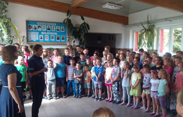 St. asp. Agnieszka Łukaszewska z brodnickiej policji opowiadała dzieciom o zagrożeniach i zasadach bezpiecznego wypoczynku.