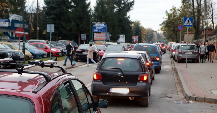 Nowy Sącz. Zatłoczone ulice przy cmentarzach. Ruchem kierowali policjanci [ZDJĘCIA, WIDEO]