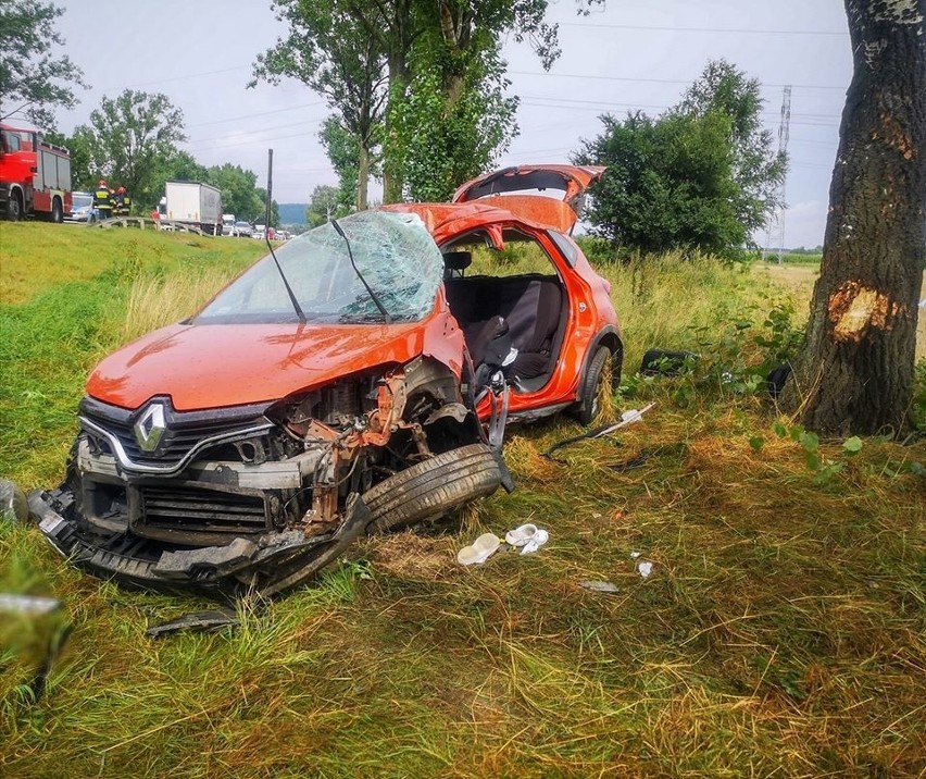 Groźny wypadek na DK8. Auto z impetem uderzyło w drzewo (ZDJĘCIA)