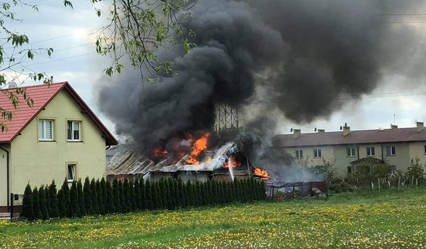 Sandomierz. Pożar budynku przy ulicy Wielowiejskiej, na miejscu pracowali strażacy i policjanci (ZDJĘCIA CZYTELNICZKI)
