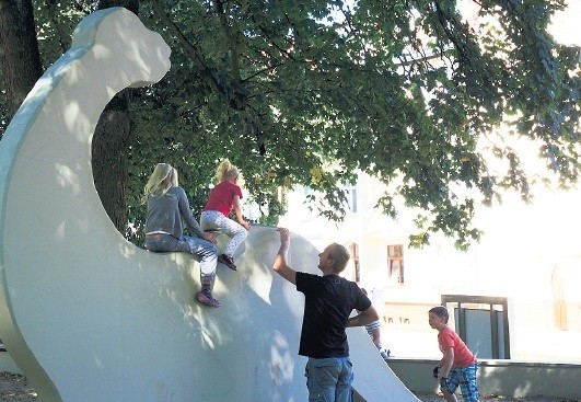 Dinozaur &#8211; tak, jak pozostałe elementy &#8211; został wykonany zgodnie z projektem, czyli cały jest betonowy, a dodatkowo ma zamontowane kolorowe uchwyty do wspinania się. Oprócz tego jego powierzchnia pokryta jest specjalną powłoką antygraffiti, która uniemożliwia chuliganom pomalowanie go sprayem.