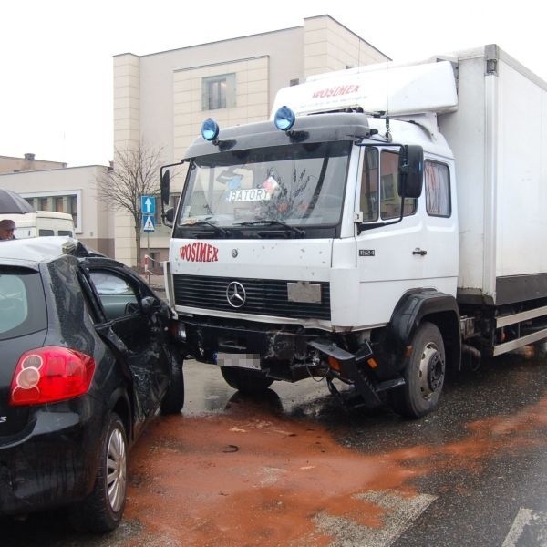 Zderzyła się osobowa toyota prowadzona przez mieszkankę Końskich z ciężarówką z Pabianic.