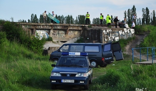 Na miejscu tragedii pracuje ekipa dochodzeniowa policji.