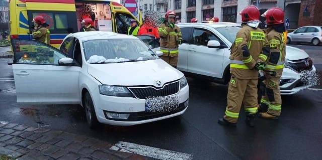 Dzisiaj (sobota, 04.04.2021 r.) doszło do zderzenia dwóch samochodów w obrębie skrzyżowania ulicy Anny Łajming i Tuwima w Słupsku.