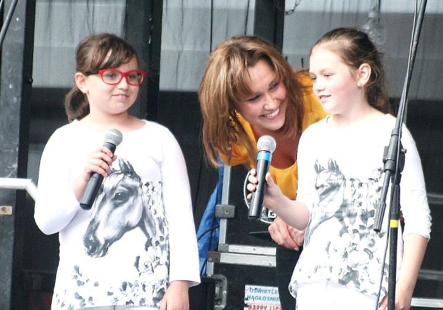 Marta Łozowska z dwiema uczestniczkami - Anią Antosik (z lewej) i Adrianną Nowacką, które wykonały piosenkę "Konik na biegunach" z repertuaru Urszuli.