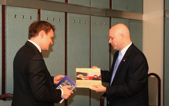 Konsul Stanów Zjednoczonych (z prawej) przyjechał do Kielc na zaproszenie dyrektora TVP Kielce, Dominika Tarczyńskiego