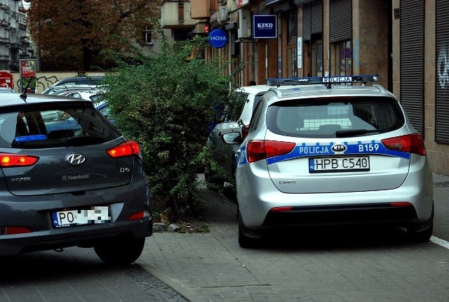 Jazda chodnikiem na rogu Jedności Narodowej i Słowiańskiej stała się czymś tak normalnym, że kierowców nie odstrasza nawet widok zaparkowanego obok radiowozu. Policjanci siedzący w aucie nie reagowali na poruszające się slalomem pomiędzy pieszymi auta. Okazało się, że prowadzili interwencję i to nie pozwoliło im zadbać o bezpieczeństwo pieszych