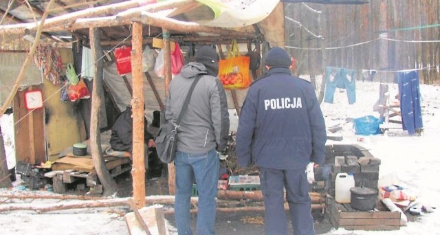 Policjanci i pracownicy socjalni ze Stalowej Woli odwiedzili miejsca, w których mieszkają bezdobni. Część z nich skorzystała z pomocy, ale nie wszyscy
