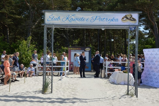 Ślub na plaży w Łebie. Pierwszy ślub w ramach projektu "Las Łebas - Pomorska Stolica Ślubów"
